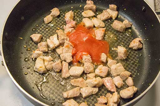 Place cubed pork into the skillet with golden garlic and then mix well. Add black pepper and 1 tsp of salt when pork is white.
