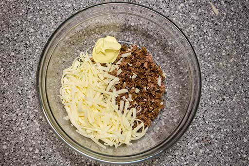 Add finely chopped beef, grated cheese and mayonnaise into a bowl and then mix well.