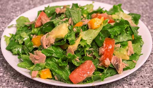 Avocado tuna salad with lettuce